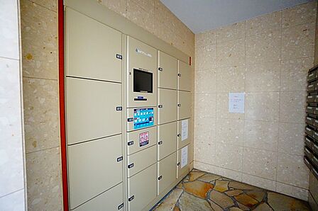 不在時でも荷物が受け取れる宅配ボックス完備。共働きの家庭や外出の多い方に便利。お子様の留守番中も安心ですね^^
