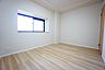 寝室：主寝室としてお使いいただけそうなこちらのお部屋は、日当たりが良く、爽やかな風を感じて起きる朝は、快適生活の始まりに。