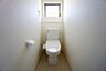 室内：同仕様写真。温水洗浄機付トイレです。節水機能もあるので、安心して使えますね。もちろん、1階2階の2ヶ所にトイレがあるので、忙しい朝にもゆとりができますね。