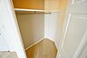 室内：収納力豊富なウォークインクローゼット。洋服や小物などを1箇所にまとめて美しい収納を実現します。スーツケースのような大型の荷物も置けます＾＾