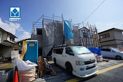外観：現地（2026年10月1日）撮影。4LDK。開放感のある広々LDK19帖以上＾＾南向き。陽当たり、風通し良好。2階にウォークインクローゼットとファミリークロークを完備＾＾