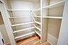 室内：まとめ買いしてもこの収納量なら心配要らずのパントリー。調理家電や食品のストックをすっきりまとめられ、キッチン周りを広々使えます。