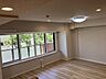 リビング/ダイニング：大きな窓で日当たり良好