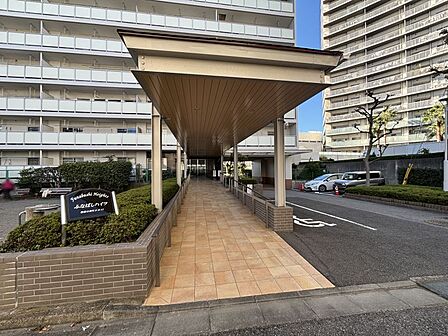 エントランスまでの距離は少しありますが、屋根が続いているので雨が降っても安心です◎