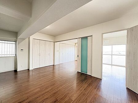 明るく開放感のある室内で、収納も豊富な広がりを感じられる住空間です♪