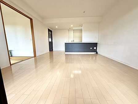リビングと和室をつなげて、ゆったりとした一体空間に。家族が自然と集まる開放的な空間です!