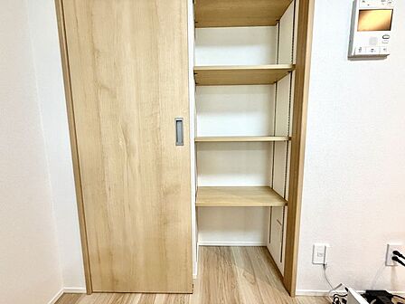 引き違い戸でデッドスペースなし！仕切り棚で収納力の高さが魅力◎