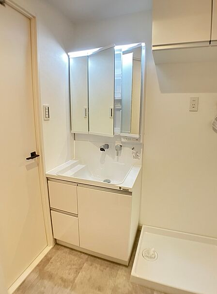 平日の朝であっても、落ち着きとくつろぎを感じられる。コーディネートされた空間で気持ちよく身だしなみを整えられます。