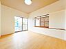 子供部屋：【内外装リフォーム完成】1階元和室の様子。こちらは洋室に変更しました。フローリングに張りかえ、照明交換を行いました。クロス貼り、LED照明交換、ダウンライト設置、他。