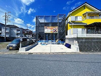 外観:【内外装リフォーム中9/28更新】3台駐車可能に整備しました。前面道路も幅が6mと広く、通行量少ないので駐車が苦手な方でも停めやすいです 外観:【内外装リフォーム中9/28更新】3台駐車可能に整備しました。前面道路も幅が6mと広く、通行量少ないので駐車が苦手な方でも停めやすいです
