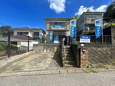 外観:【内外装リフォーム中9/28更新】並列2台駐車可能です。 外観:【内外装リフォーム中9/28更新】並列2台駐車可能です。
