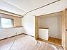 室内：【内外装リフォーム中9/28更新】2階西側居室です。クロス貼り、フロア重ね張り、LED照明交換、建具交換等