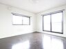 洋室：一部のお部屋からは、大きな掃き出し窓を通って直接バルコニーへ出ることができます。お布団などの大きな洗濯物を干す際や、ちょっとした気分転換にも大変便利です。