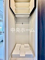 【ランドリースペース】担当者がスケールを持ち歩いておりますので、ご見学時には現在お使いの洗濯機などがきちんと収まるかなどもチェックして下さい。見学前に測っておくと非常に便利だと思います。