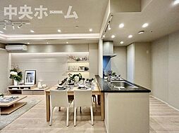 視界に広がりを生むオープンなキッチン。料理や片付けをしながら、家族との会話を楽しんだり、リビングで遊ぶ子どもを見守れます。ご見学時には家具の配置などもイメージしながらぜひご覧になって見て下さい。