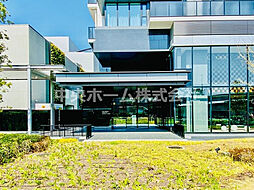【エントランス】マンションのエントランスは、その物件の印象を決める、顔とも言える場所です。毎日通る場所ですからきれいなのが良いです。