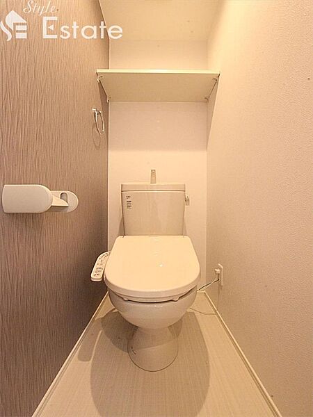 画像10:トイレ　温水洗浄暖房便座　棚付　同仕様内装