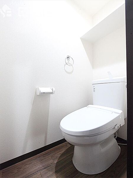 画像10:トイレ　温水洗浄暖房便座　棚付