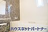 浴室：高級感溢れるカラーと大きさ・柔らかな曲線で構成された半身浴も楽しめるバスタブが心地よさをもたらします。