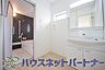 洗面：洗面室のある脱衣所は広々。脱いだお洋服をそのままお洗濯。