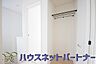 収納：多くの人がお困りの住まいの収納。壁面クローゼットがあればタンスを置く必要がなく、出っ張りのないスッキリ空間を維持できます。限られたスペースを有効に活用できそう。
