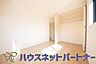 寝室：ベッドを置いて主寝室をイメージ。それでも広々してますね。