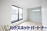 寝室：バルコニーに直接出入りできるお部屋です。ちょっと外の空気を吸いたい時や、ベランダでミニガーデニングなども楽しめそうです。
