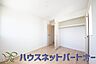 子供部屋：明るい窓のあるお部屋は子供部屋にぴったり。可愛い家具で素敵なお部屋に。