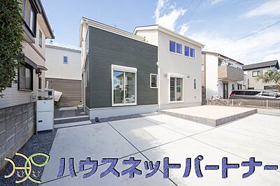 外観:堂々たる趣ながら、主張し過ぎずどこか余裕を感じさせるシャープなフォルムで佇む邸宅は、晴天の空と照らし合わせる事で、本来あるべき完成形の姿を見せてくれます。 外観:堂々たる趣ながら、主張し過ぎずどこか余裕を感じさせるシャープなフォルムで佇む邸宅は、晴天の空と照らし合わせる事で、本来あるべき完成形の姿を見せてくれます。