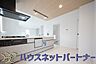 キッチン：カウンターキッチンは広くて収納力もあるので、快適に料理をすることができます。食器や炊事用具を手の届くところに配置しやすいため調理もスピーディーです。
