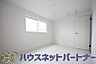 寝室：ベッドを置いて主寝室をイメージ。それでも広々してますね。
