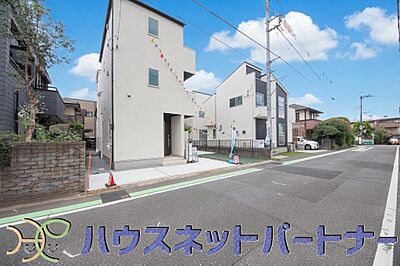 外観:街に溶け合う美しい景観と、採光や風通しを考えて設計された間取り。近隣の視線を考え調整した窓位置など、外観だけでなく、住まうご家族の心地よさを最優先しました。 外観:街に溶け合う美しい景観と、採光や風通しを考えて設計された間取り。近隣の視線を考え調整した窓位置など、外観だけでなく、住まうご家族の心地よさを最優先しました。