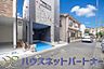 外観：街に溶け合う美しい景観と、採光や風通しを考えて設計された間取り。近隣の視線を考え調整した窓位置など、外観だけでなく、住まうご家族の心地よさを最優先しました。