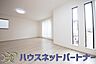 室内：明るく開放的なダイニング。家族とのコミュニケーションが取りやすく、みんなの笑顔が溢れます