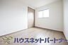 洋室：陽当たりの良い窓からは、清清しい風を室内に送り込んでくれます。快適な生活を楽しめます。