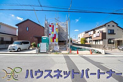 外観:堂々たる趣ながら、主張し過ぎずどこか余裕を感じさせるシャープなフォルムで佇む邸宅は、晴天の空と照らし合わせる事で、本来あるべき完成形の姿を見せてくれます。 外観:堂々たる趣ながら、主張し過ぎずどこか余裕を感じさせるシャープなフォルムで佇む邸宅は、晴天の空と照らし合わせる事で、本来あるべき完成形の姿を見せてくれます。