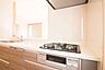 設備：最新設備搭載のシステムキッチン。収納数も多いので、常に纏まりある空間に。