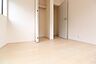 室内：独立性を高めたお部屋。たっぷりの収納も配備しており、片付いた空間を現実出来そう。陽光も降り注ぐ明るく開放的な空間が魅力的。