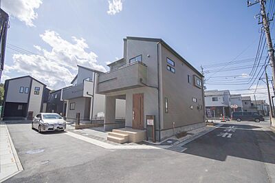 外観：堂々たる趣ながら、主張し過ぎずどこか余裕を感じさせるシャープなフォルムで佇む邸宅は、晴天の空と照らし合わせる事で、本来あるべき完成形の姿を見せてくれます。