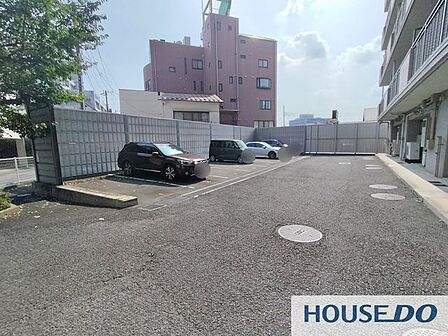 敷地内の駐車スペース。車の出し入れがしやすい配置です。