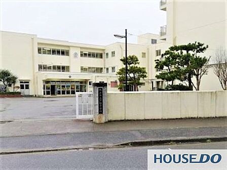 取手市立戸頭中学校 徒歩8分。 650m