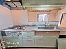 キッチン：広々としたカウンタートップと充実した収納スペースが、効率的な作業をサポートします