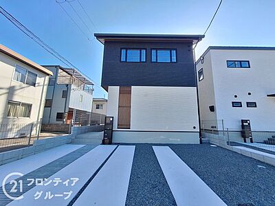 外観:静かな住宅街にたたずむ重厚感あるお家。落ち着いた色合いが素敵ですね。 外観:静かな住宅街にたたずむ重厚感あるお家。落ち着いた色合いが素敵ですね。