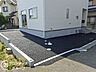 駐車場：ゆとりのあるカースペースは、大切なお車をスムーズに停められる広さを確保しています。舗装されたばかりの綺麗な路面は、新生活のスタートにふさわしい清潔感にあふれ、毎日のお出かけも快適にサポートします