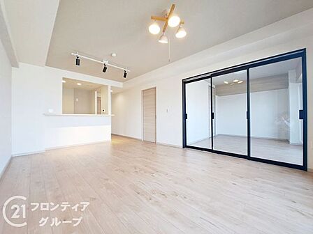 広々としたリビングは、家具の配置も自由自在でワクワクしますね!バルコニーと繋がる開放的な設計により、実面積以上の広がりを感じられます。