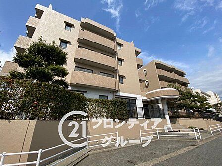 穏やかな光に包まれた洗練の外観は、住まう方の品格を雄弁に物語ります。落ち着いたベージュの色調が街並みに馴染み、帰宅するたびに心から安らげる上質なプライベート空間を象徴しています