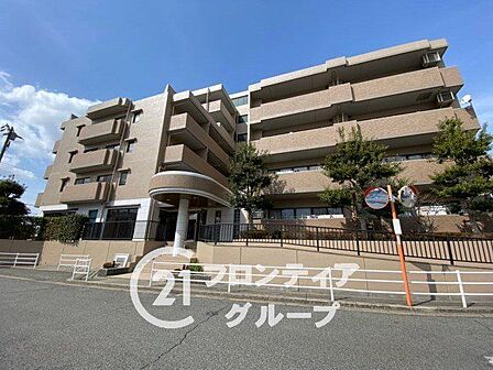住まい選びは、価格や立地だけでなく、将来の暮らし方まで含めて考えることが大切です。今の段階で気になっていることを、まずスタッフに話してみてください