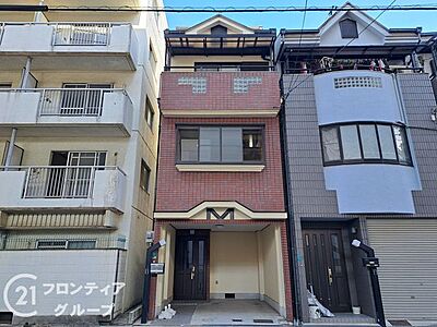外観：外観は周囲の街並みに美しく調和するシンプルなデザインです。