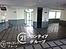 エントランス：マンションの入り口は大変広々としています。窮屈さを感じない嬉しいエントランスです。