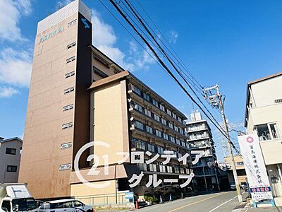 外観:シンプルながらも存在感のあるマンション外観は、住む人を魅了し、日常に特別な時間をもたらします。都会的なデザインが魅力で、住む人に誇りを与える空間です 外観:シンプルながらも存在感のあるマンション外観は、住む人を魅了し、日常に特別な時間をもたらします。都会的なデザインが魅力で、住む人に誇りを与える空間です